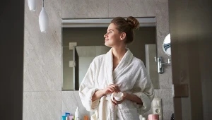 Sylwestrowy glow skóry dojrzałej. Efekt rozświetlenia bez podkreślania zmarszczek