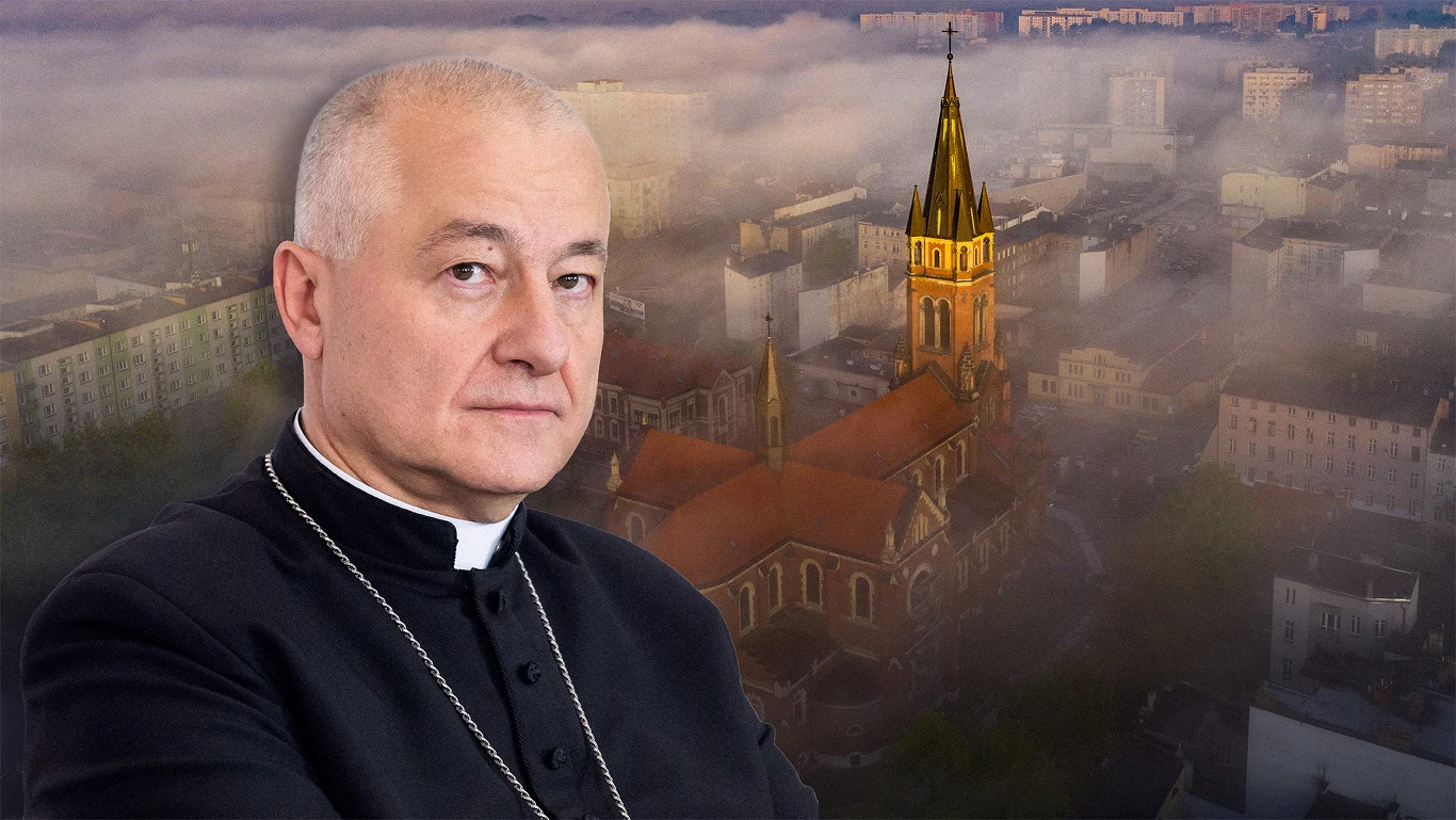 Ks. bp Artur Ważny: Jak długo można żyć w iluzji? Duchowny ubrany w czarną sutannę stoi na tle miasta z wyraźnie widocznym kościołem o wysokiej wieży oraz otaczającą zabudową spowitą mgłą.