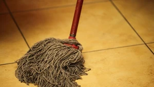 Zimą podłogi myję tylko tym. Usuwa zacieki i osad z soli