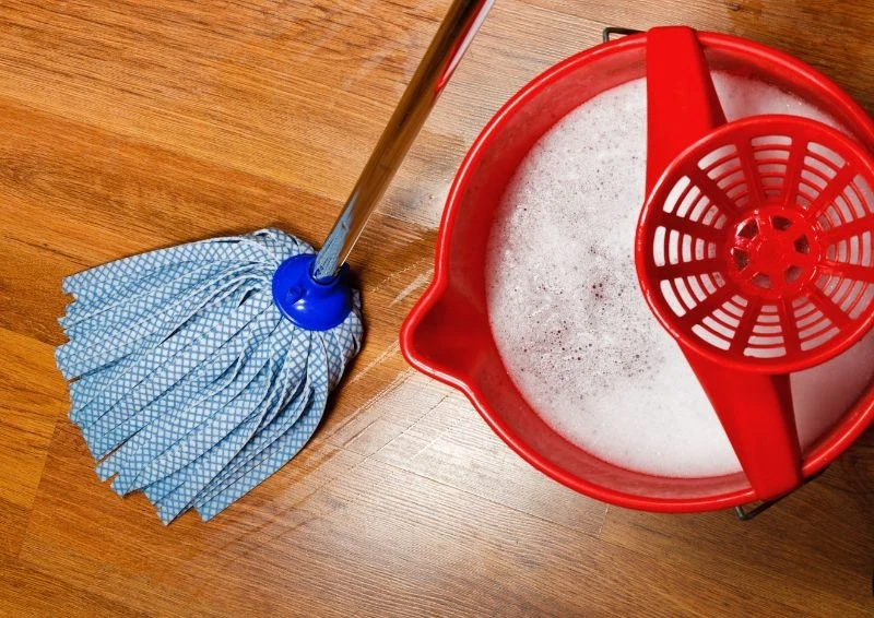 Woda z solą świetnie nadaje się do odświeżenia podłogi.