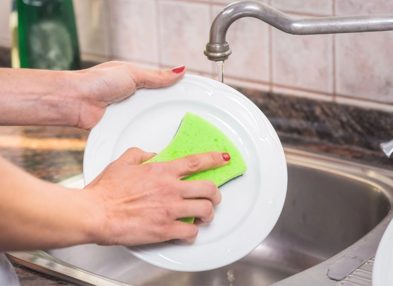 Kwas octowy działa jak rozpuszczalnik na niektóre rodzaje kleju