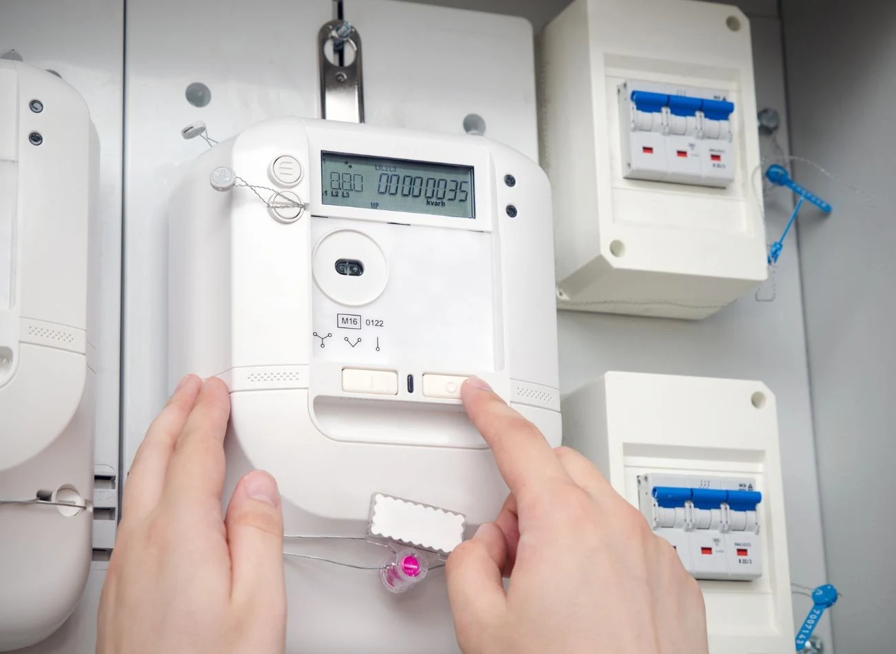 Konsument energii elektrycznej pokrywa koszty dystrybucji, czyli dostarczenia prądu do licznika