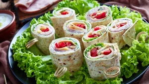 Przekąska karnawałowa w postaci zawijanych roladek to gwarancja dobrego smaku