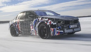 BMW M Neue Klasse to zupełnie nowe otwarcie. Elektryczne auta sygnowane literą M będą miały cztery niezależne silniki i akumulator o pojemności ponad 100 kWh.