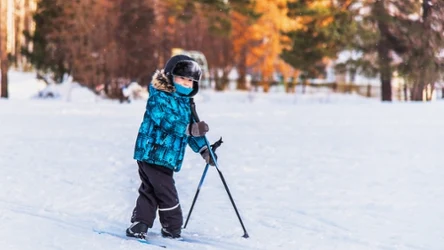 W ramach programu "Jeżdżę z głową" dzieci i młodzież z Małopolski mogą uczyć się jazdy na nartach, nartach biegowych i snowboardzie. 