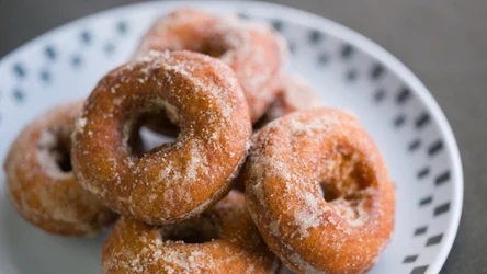 Pączki twarogowe to przepis, który warto wykorzystać w karnawale, szczególnie w tłusty czwartek