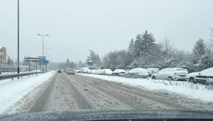 Stłuczka na nieodśnieżonej drodze. Czy należy się mandat kierowcy?