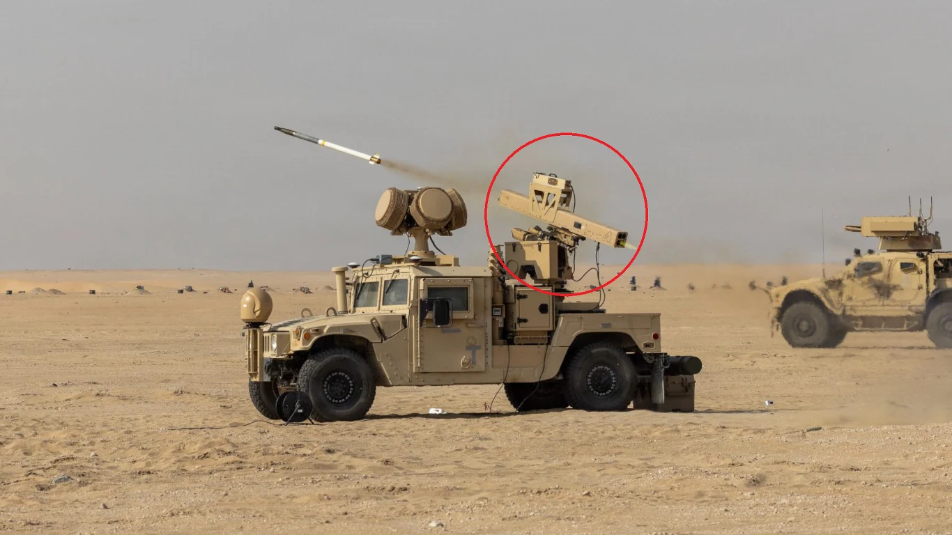 Amerykanie testują nową broń do niszczenia dronów Wojskowy pojazd opancerzony stojący na pustynnym terenie, wyposażony w zdalnie sterowaną wyrzutnię rakiet odpalającą pocisk, w tle widoczny jest drugi pojazd tego typu.