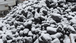 Mroźna i śnieżna zima pchnęła wiele polskich gospodarstw domowych do dodatkowych zakupów węgla. Zdj. ilustracyjne