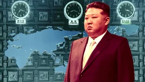 Grafika z Kim Dzong Unem i typową dla Korei Północnej mapą - z krajem w centrum świata. W tle zegary z czasem w Rosji i Chinach - państwach, wokół których Pjongjang buduje swoją politykę zagraniczną