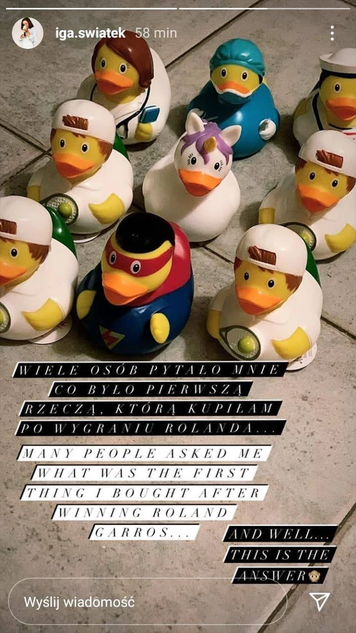 Gumowe kaczuszki w różnych przebraniach, między innymi pielęgniarki, sportowca i jednorożca, ustawione w grupie na jasnej powierzchni. Nad kaczuszkami znajduje się tekst w językach polskim i angielskim, w którym wyjaśniono, że były to pierwsze rzeczy k...