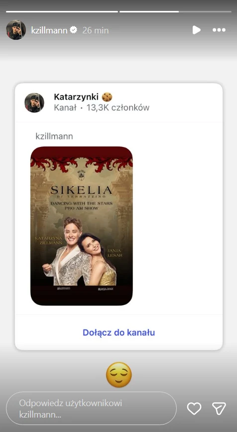 Fragment interfejsu portalu społecznościowego z udostępnioną grafiką promującą wydarzenie kulturalne o nazwie Sikelia, na której widoczne są dwie elegancko ubrane osoby uśmiechające się, a pod nimi zachęta do dołączenia do kanału tematycznego.