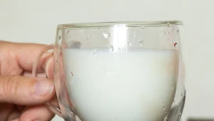 Kup w sklepie za 3 zł. Po umyciu włosy będą lśniące, mocne jak stal i bez siwizny