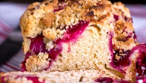 Aby ciasto drożdżowe było miękkie i nie wysychało, warto dodać do niego odrobinę ziemniaczanego puree