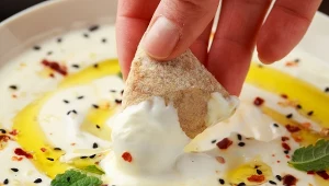 Syci na długo, jest bardzo zdrowa. Prosty przepis na grecką pastę kanapkową