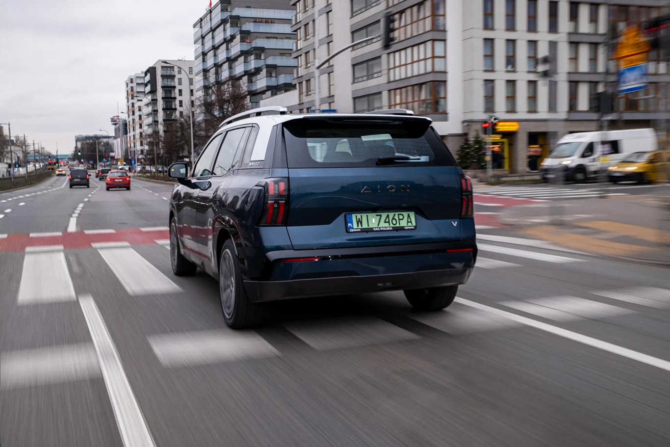 Stylizację ma spokojną, ale dzięki detalom potrafi wyróżnić się na drodze.