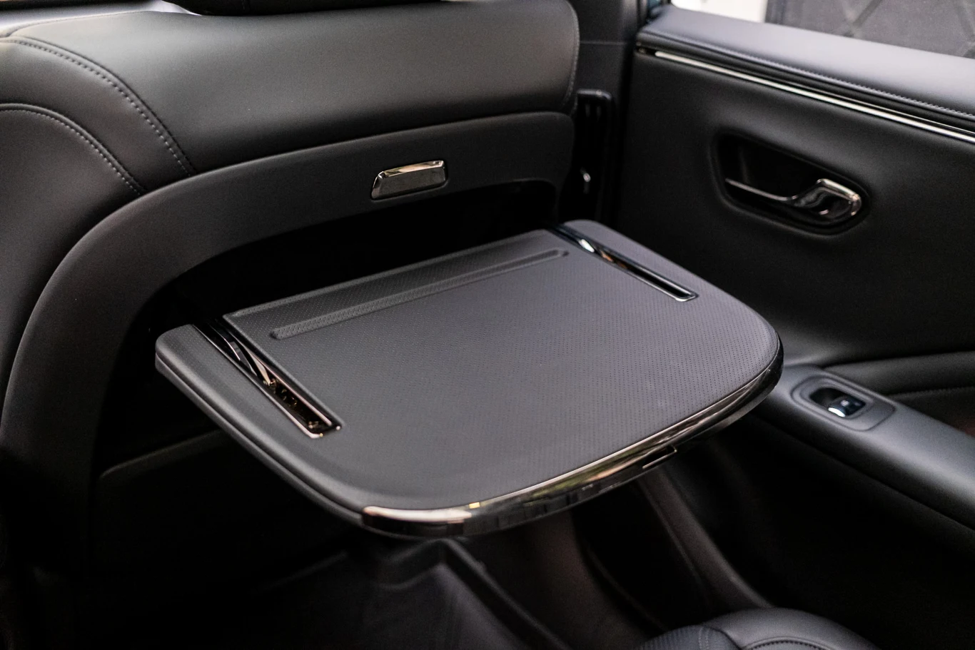 Pasażer siedzący z tyłu po prawej stronie ma do dyspozycji rozkładany stoliczek.