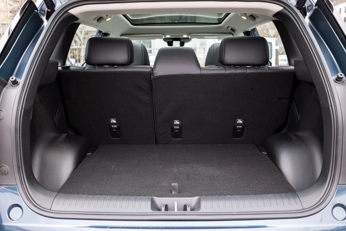 Bagażnik - przeciętna pojemność, ograniczające możliwości załadunku nadkola i brak rolety.