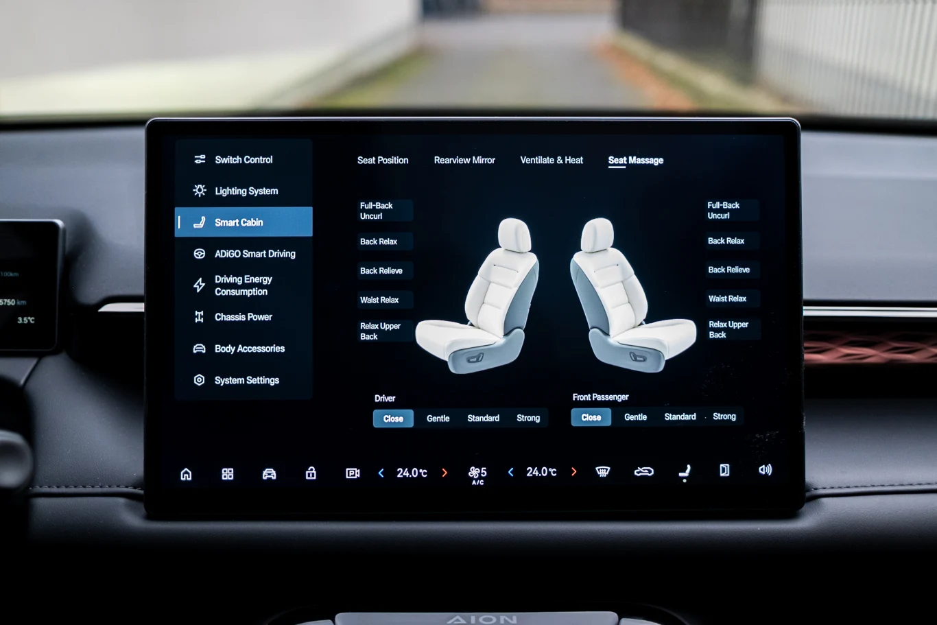 Fotele mają funkcję wentylacji/podgrzewania oraz kilka programów masażu. Siedzi się na nich wygodnie, nawet jeśli brakuje regulacji podparcia lędźwi.