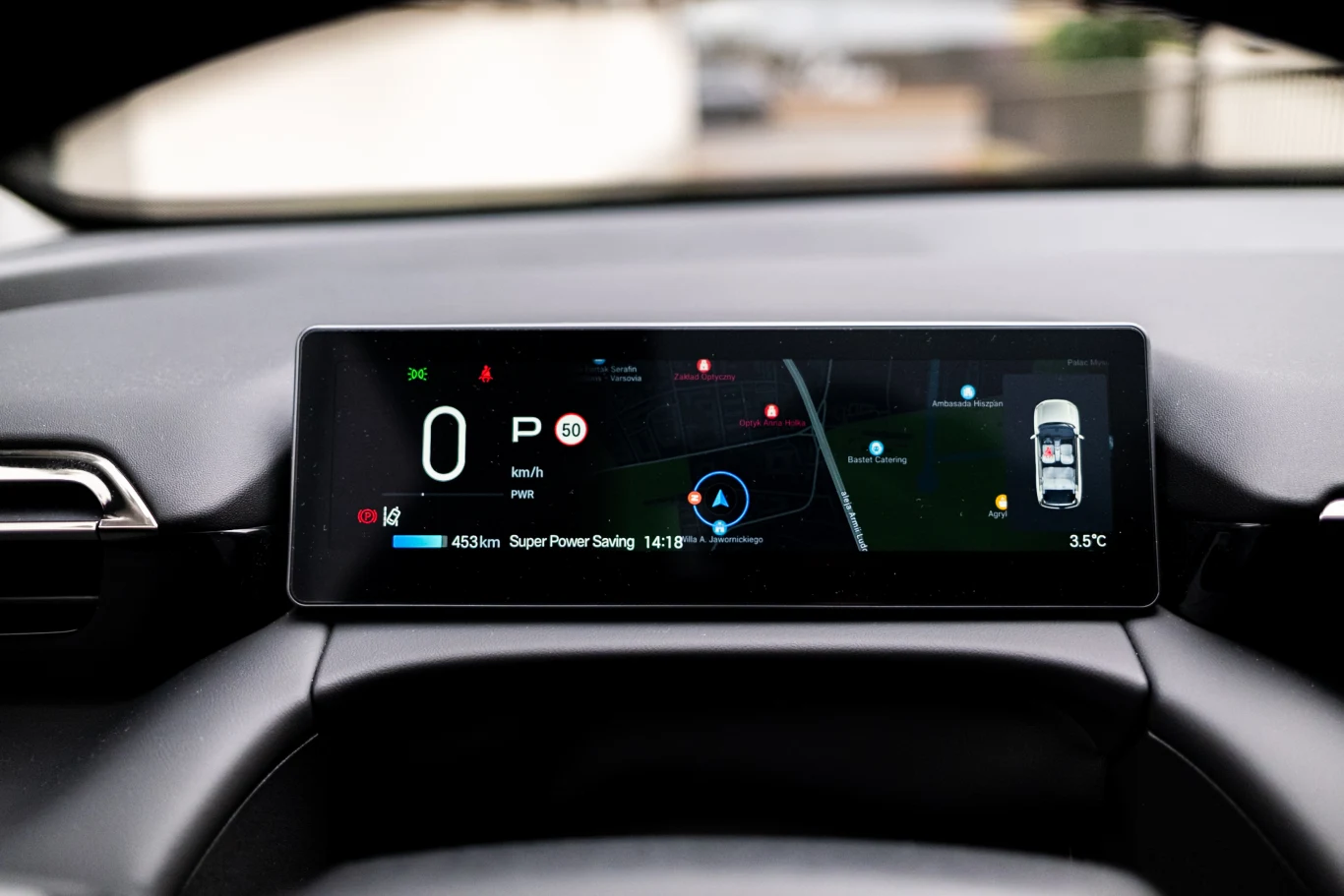 Niewielki zestaw zegarów podaje tylko podstawowe informacje - przydałby się wskaźnik naładowania akumulatorów w procentach.