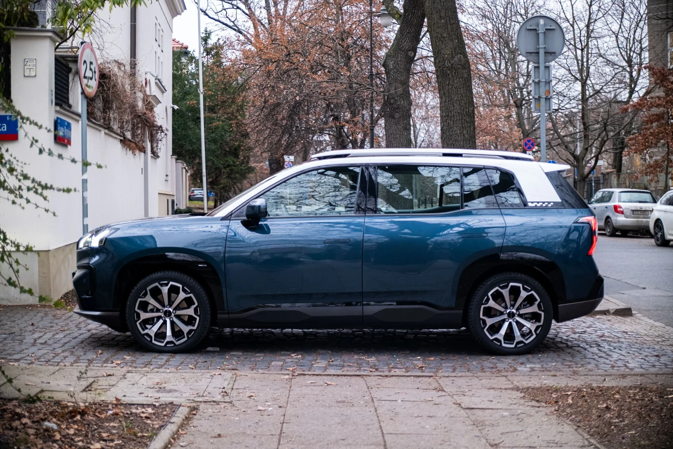 Mocną stroną GAC-a jest przestronna kabina i dobre parametry ładowania - nie tylko na papierze, ale też w codziennym użytkowaniu.