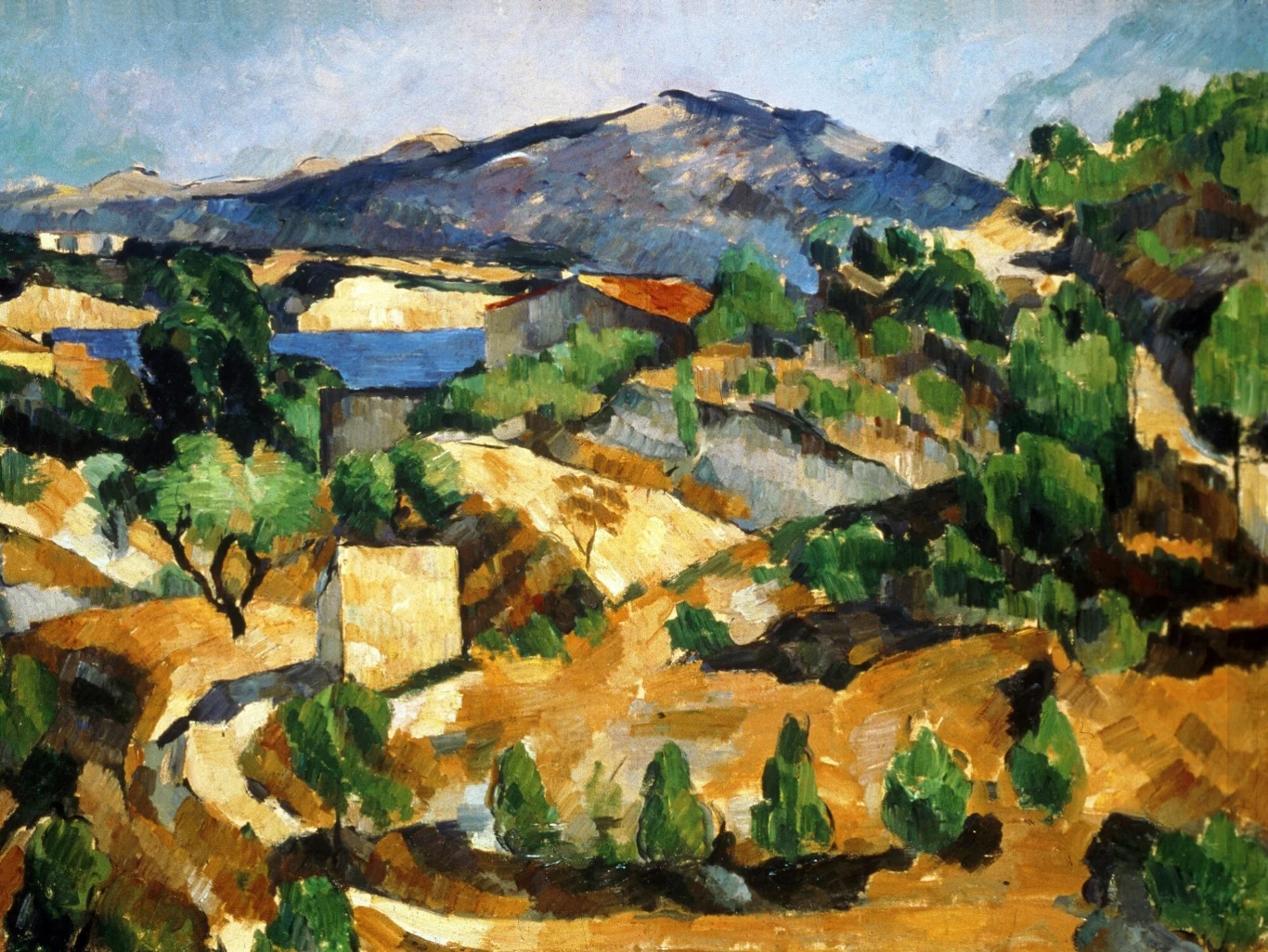 Malowniczy krajobraz górski z łagodnymi pagórkami, rozrzuconymi krzewami i drzewami oraz nielicznymi zabudowaniami, utrzymany w ciepłej tonacji barw żółci, zieleni i błękitu.