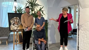 Pan Zbigniew, a także jego synowie, nie kryli radości. Wystawa prac, to spełnienie marzeń każdego artysty.Fot. Materiały partnera/Nasz Nowy Dom/Polsat