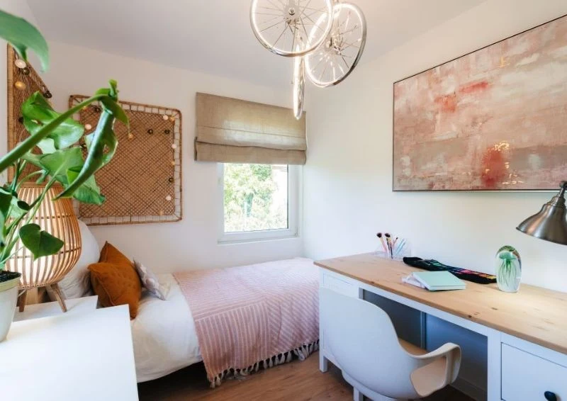 Mały pokój z miejscem na biurko