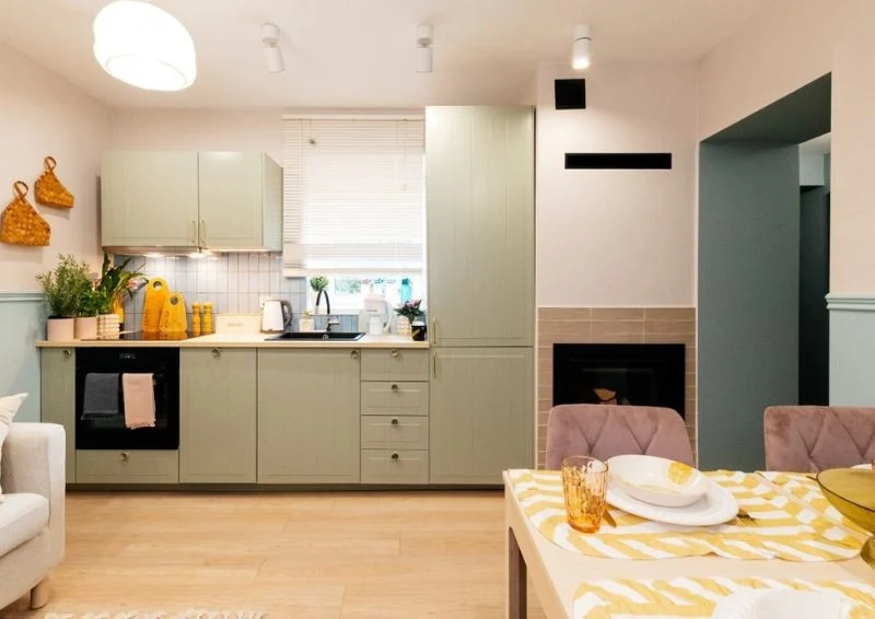 Nowa kuchnia została utrzmana w ciepłych barwach