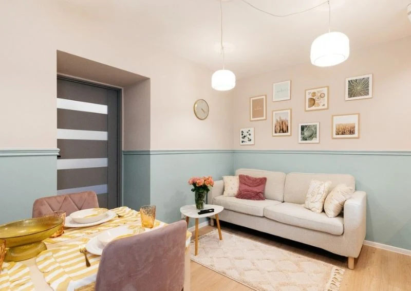 W pomieszczeniu jest strefa jadalniana i miejsce do relaksu