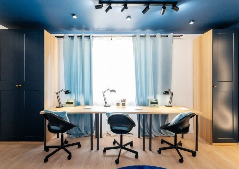 W pokoju nie mogło zabraknąć komfortowego miejsca do nauki