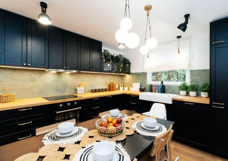W kuchni jest teraz dużo miejsca do przygotowywania posiłków i ich wspólnego spożywania