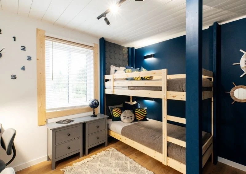 W pokoju dominuje kolor granatowy