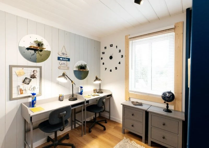 Chłopcy mają wygodną przestrzeń do nauki i relaksu