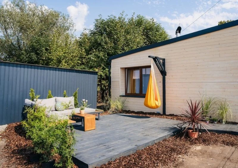 Przed budynkiem powstał taras