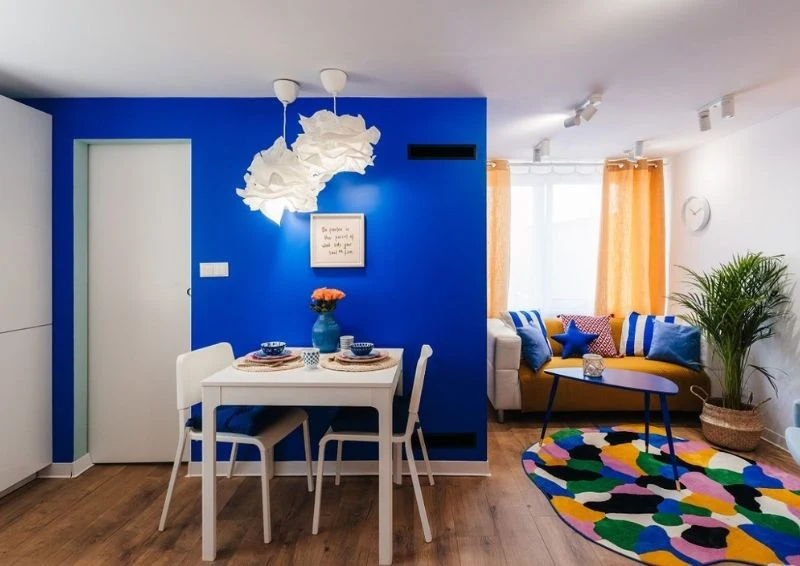 Granatowy to dominujący kolor w pomieszczeniu