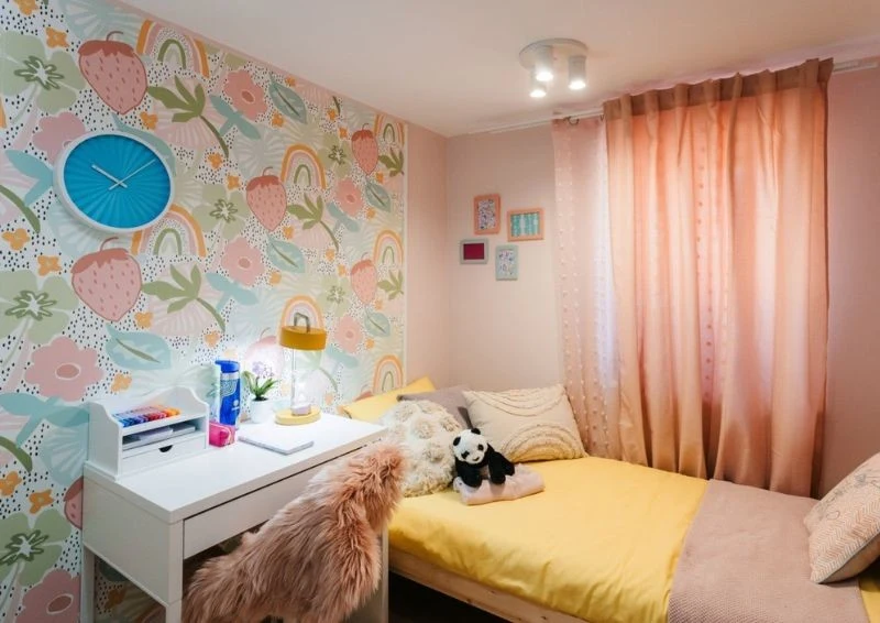 W pokoju znalazło się również biurko i kącik plastyczny