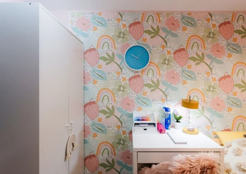 Kolorowa tapeta zdobi pomieszczenie i wprowadza do niego radosną atmosferę