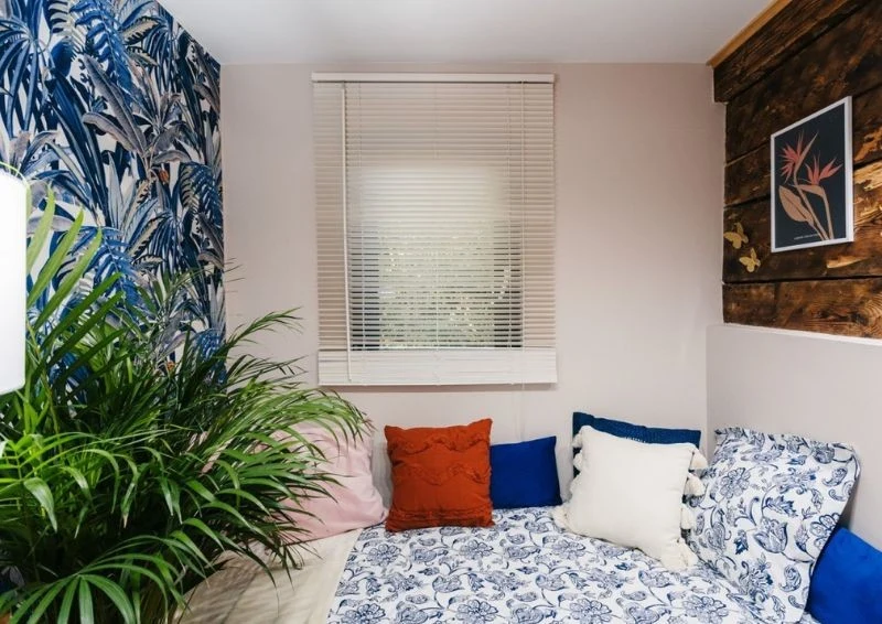 Dekoracje w sypialnii pani Ani nawiązują do starego domu