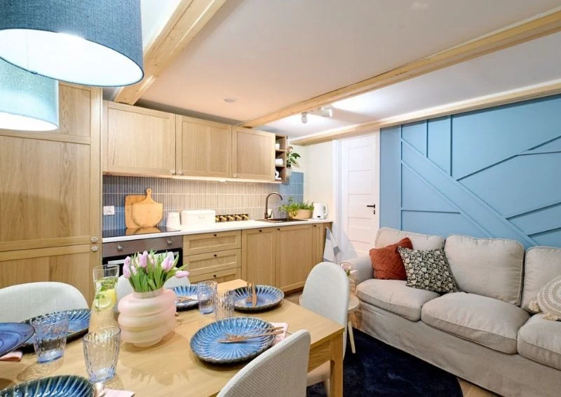 Niebieskie dodatki nadają pomieszczeniu chatakteru