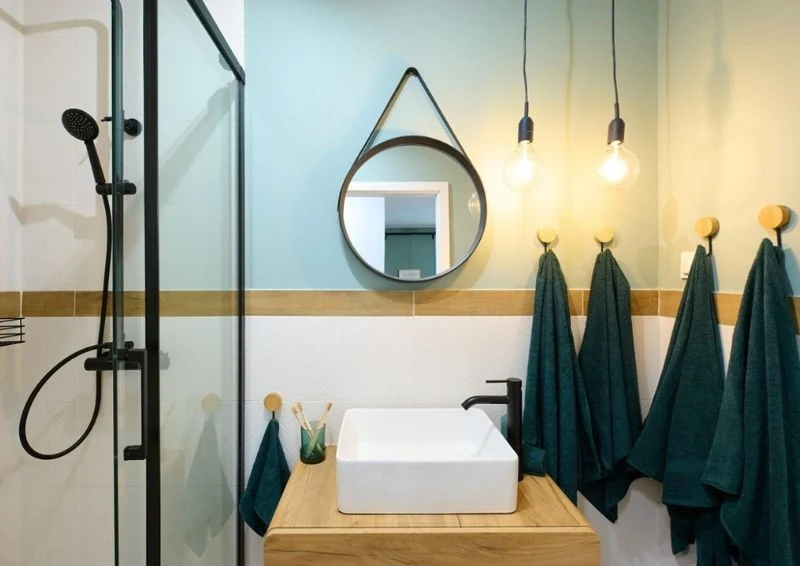 Nowa łazienka jest małym, ale komfortowym i stylowym pomieszczeniem