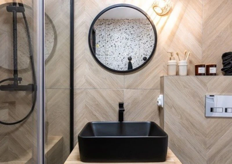 Na ścianach znalazły się modne, drewnopodobne płytki