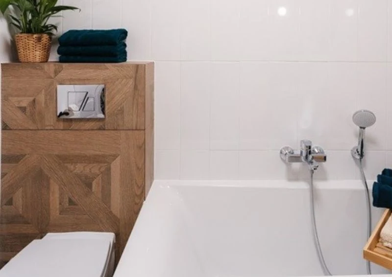 Kafelki imitujace drewno sprawiają, że łazienka jest przytulnym pomieszczeniem