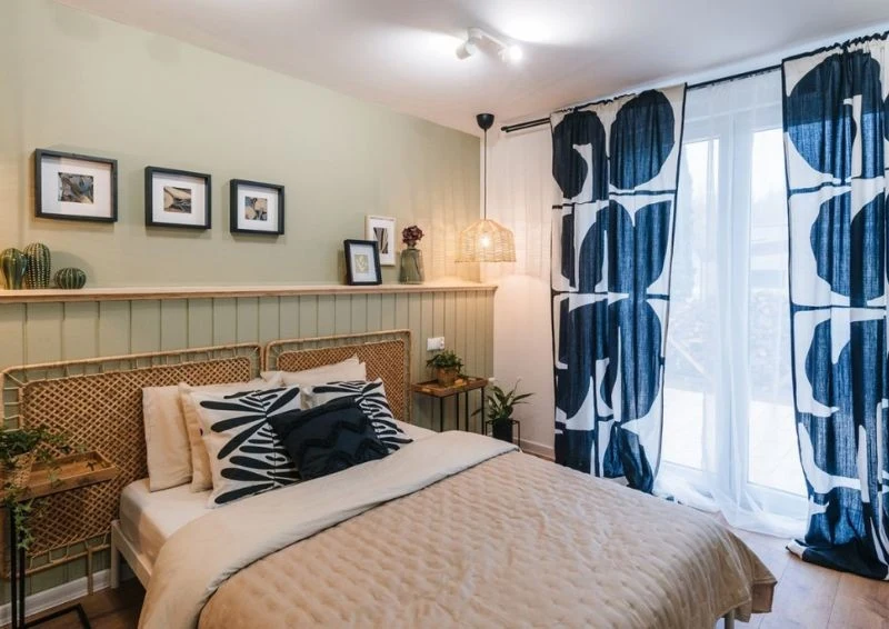 Zielone ściany i gustowne dodatki sprawiają, że pomieszczenie jest bardzo przytulne