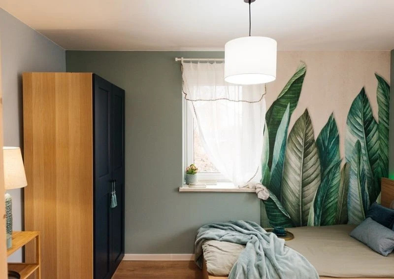 Tapeta z motywem roślinności ożywiła nową przestrzeń