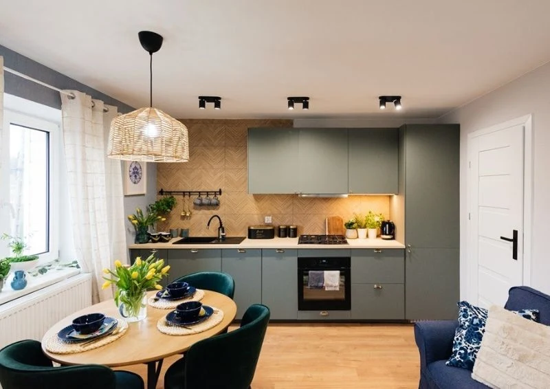 Stylowe płytki i zielone fronty ożywiły pomieszczenie