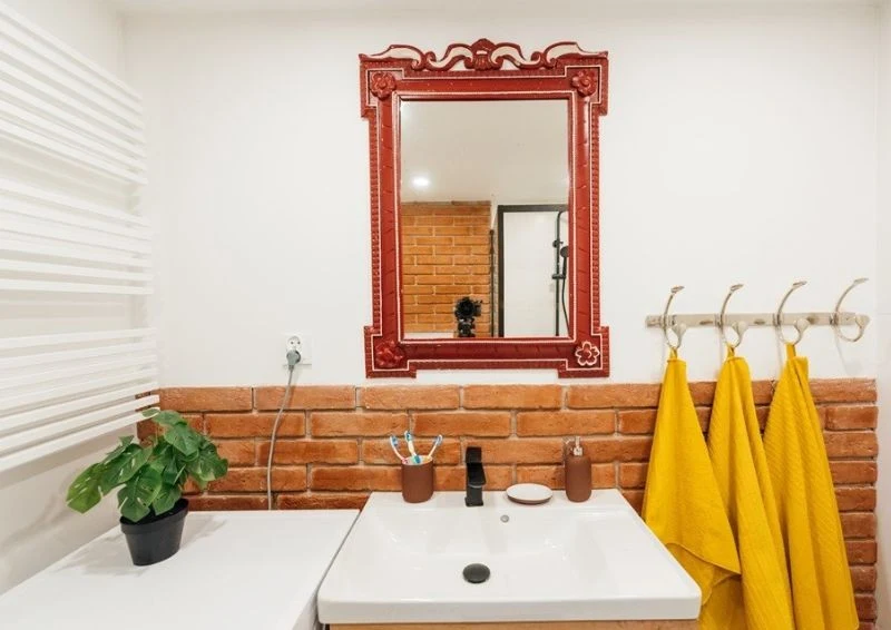 Po remoncie łazienka stała się jasna i stylowa