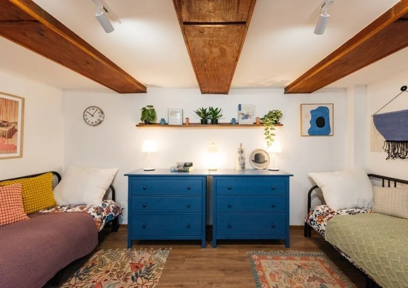 Jasne ściany zestawion z kolorowymi meblami