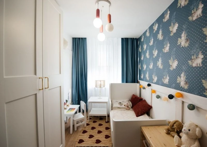 Na ścianach położono tapetę w króliki