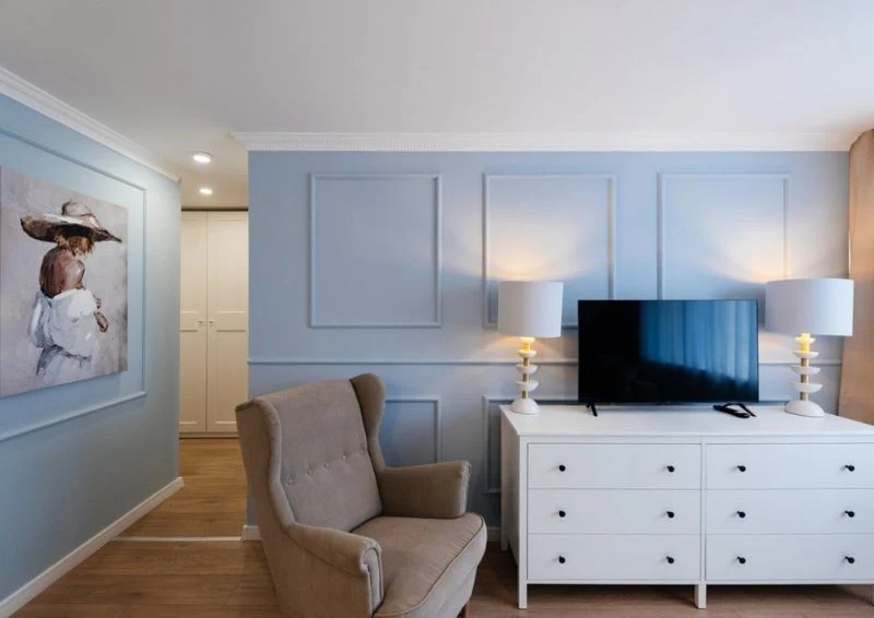 W salonie znalazło się miejsce do przechowywania w postaci dużej komody i telewizor